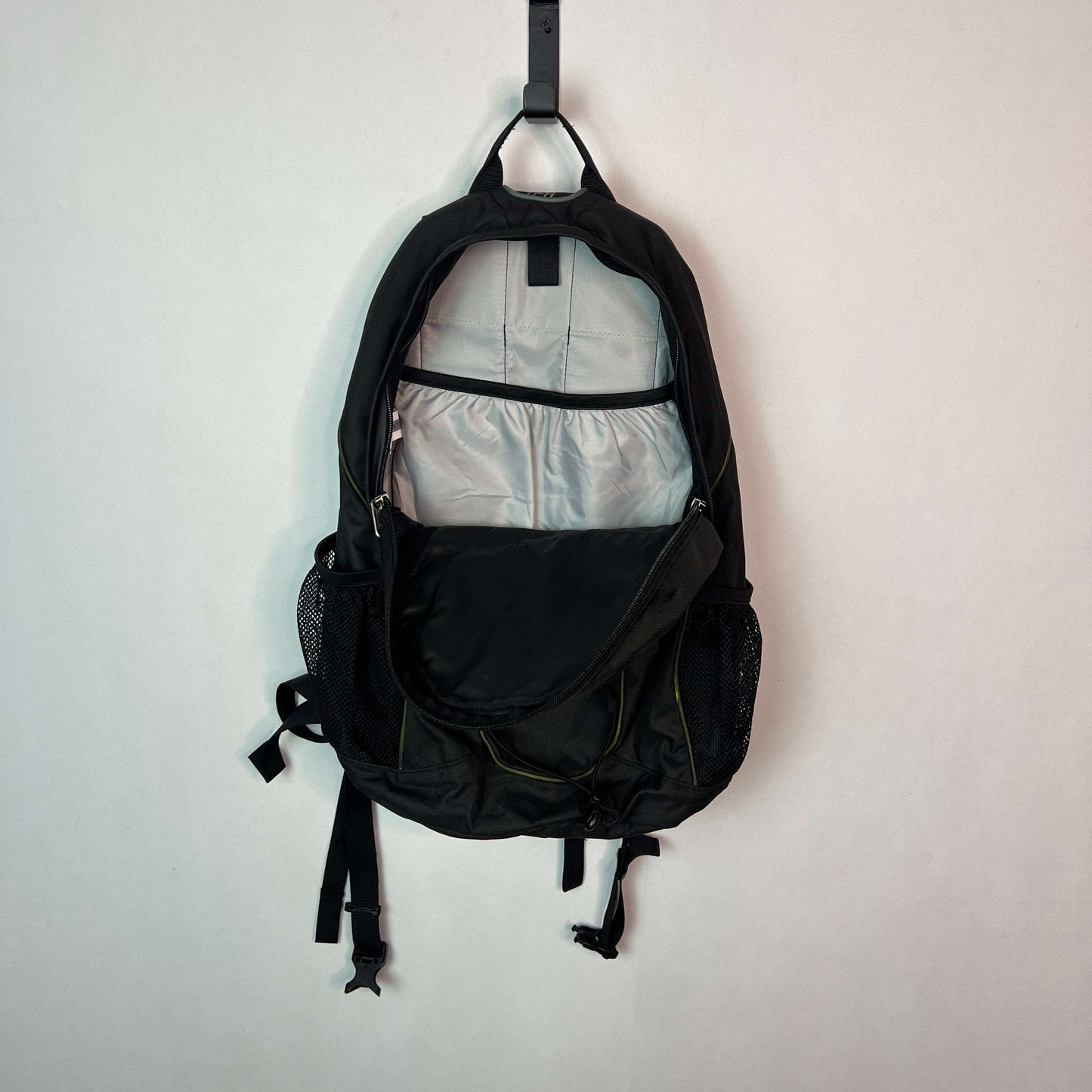 This rugged 25-liter Kärcher black backpack Comfort Gears