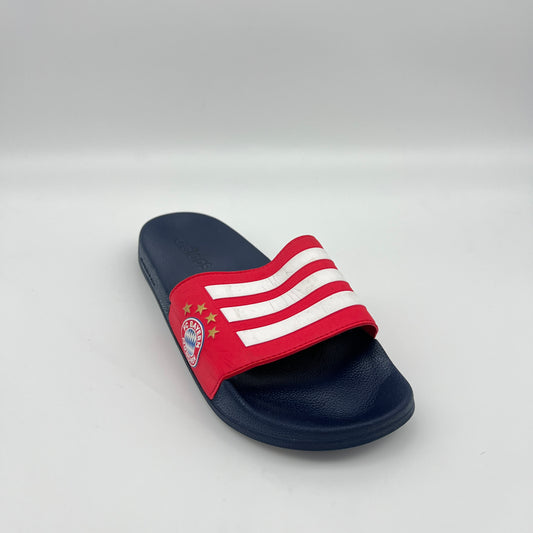 fc-bayern-munich-club-crest-detail-on-adidas-slides