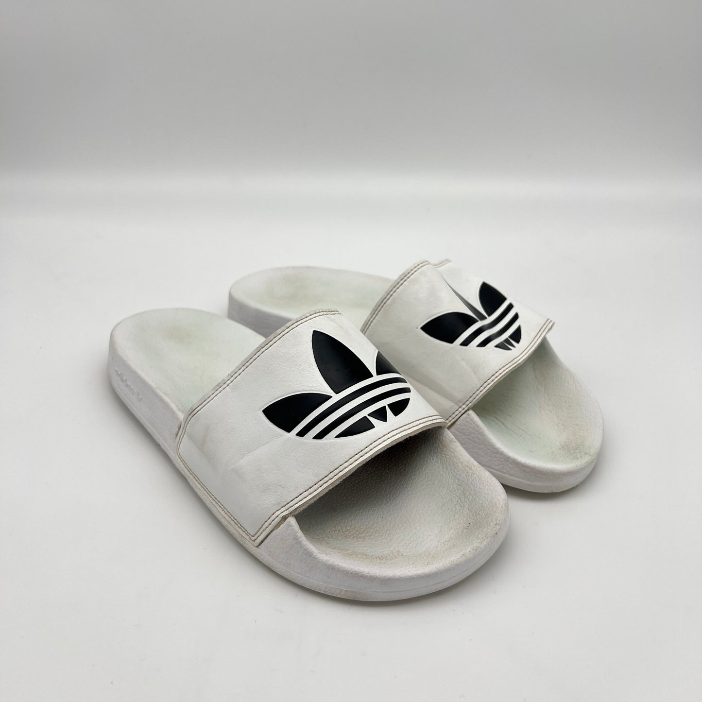 adidas-originals-trefoil-logo-bandage-strap-detail