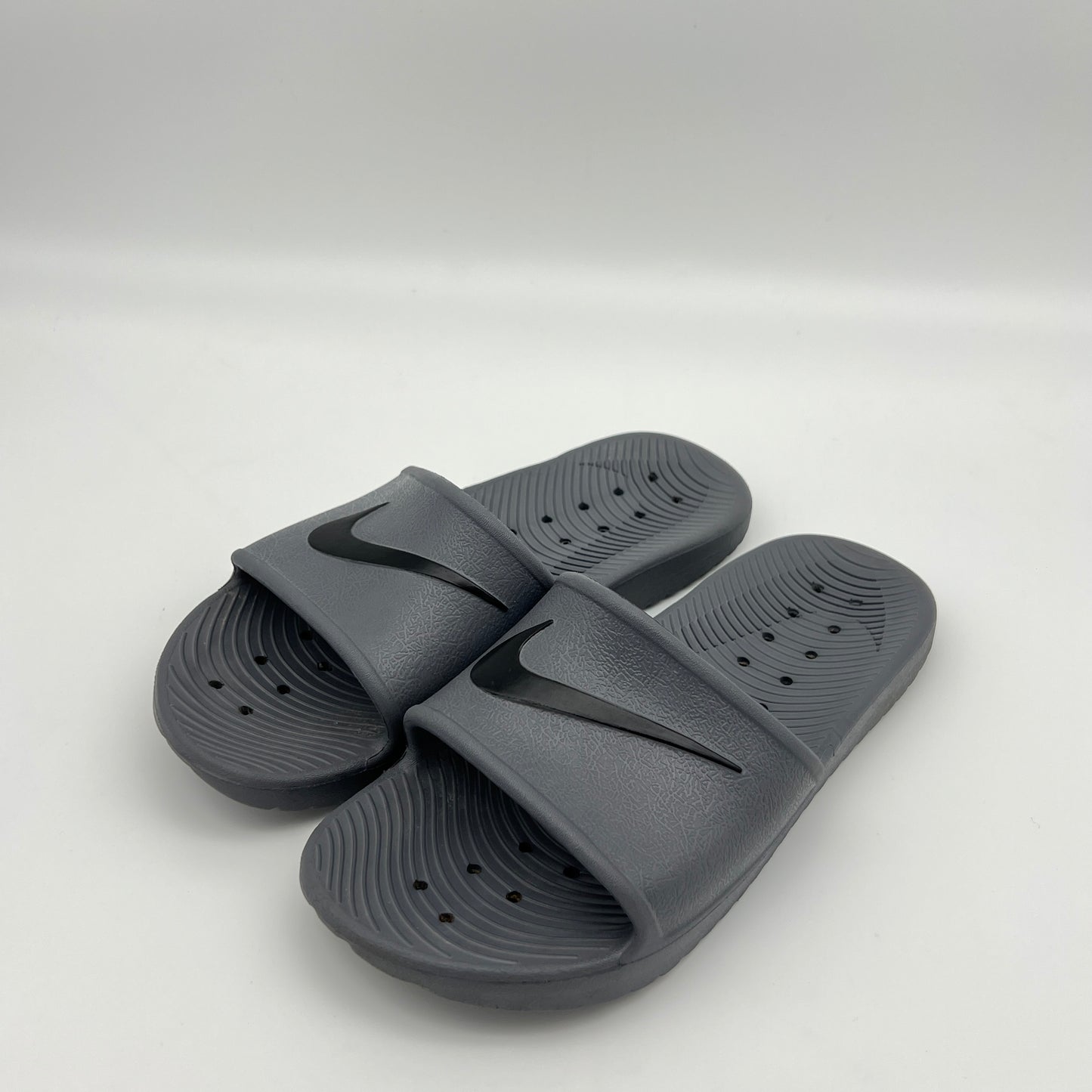 Nike Kawa Shower Slides – Black Cushioned Slippers