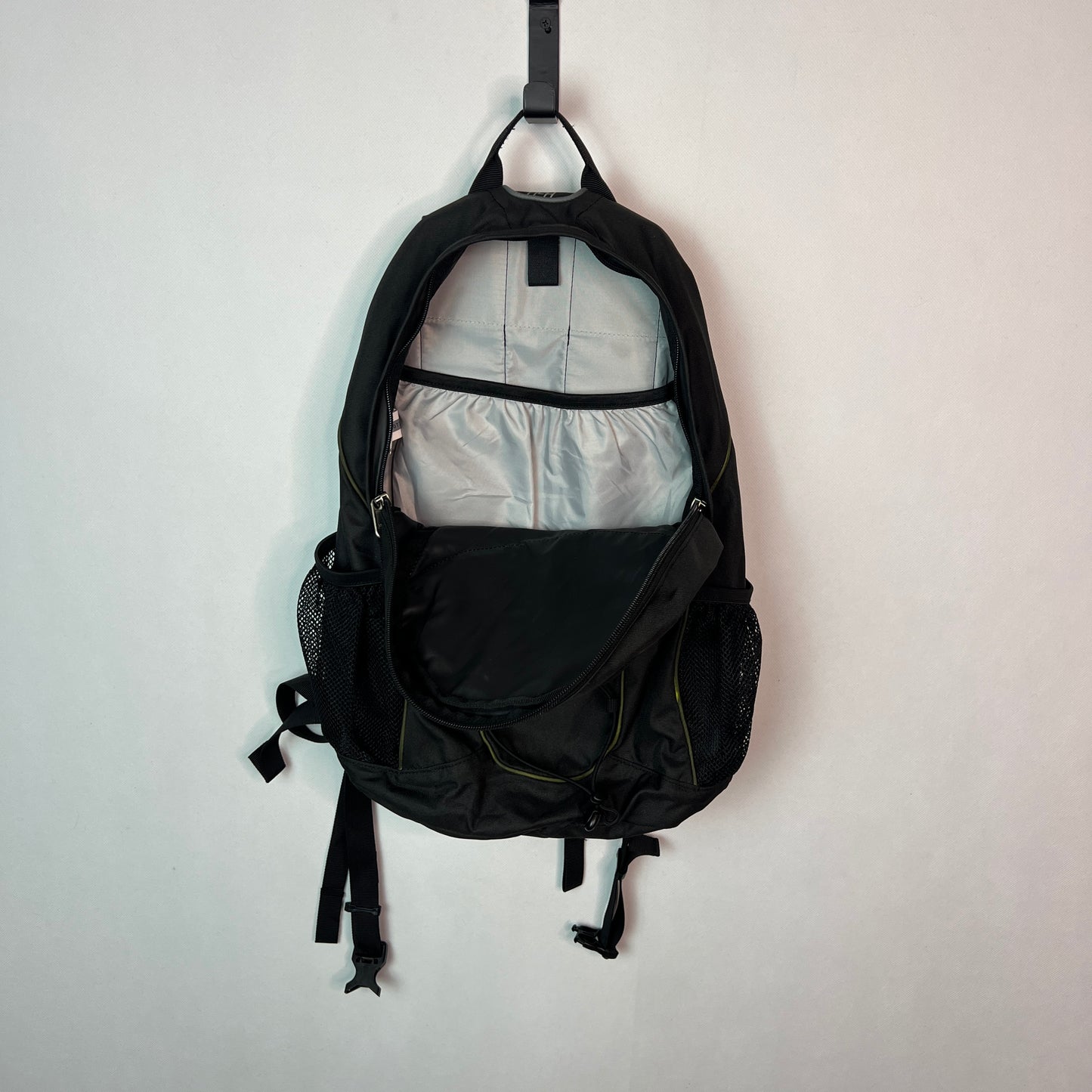 This rugged 25-liter Kärcher black backpack