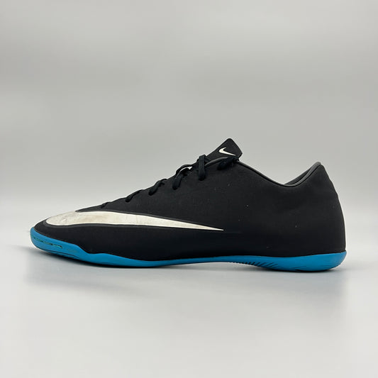 Side view of black Nike Mercurial Victory V CR7 indoor soccer shoe with blue sole.