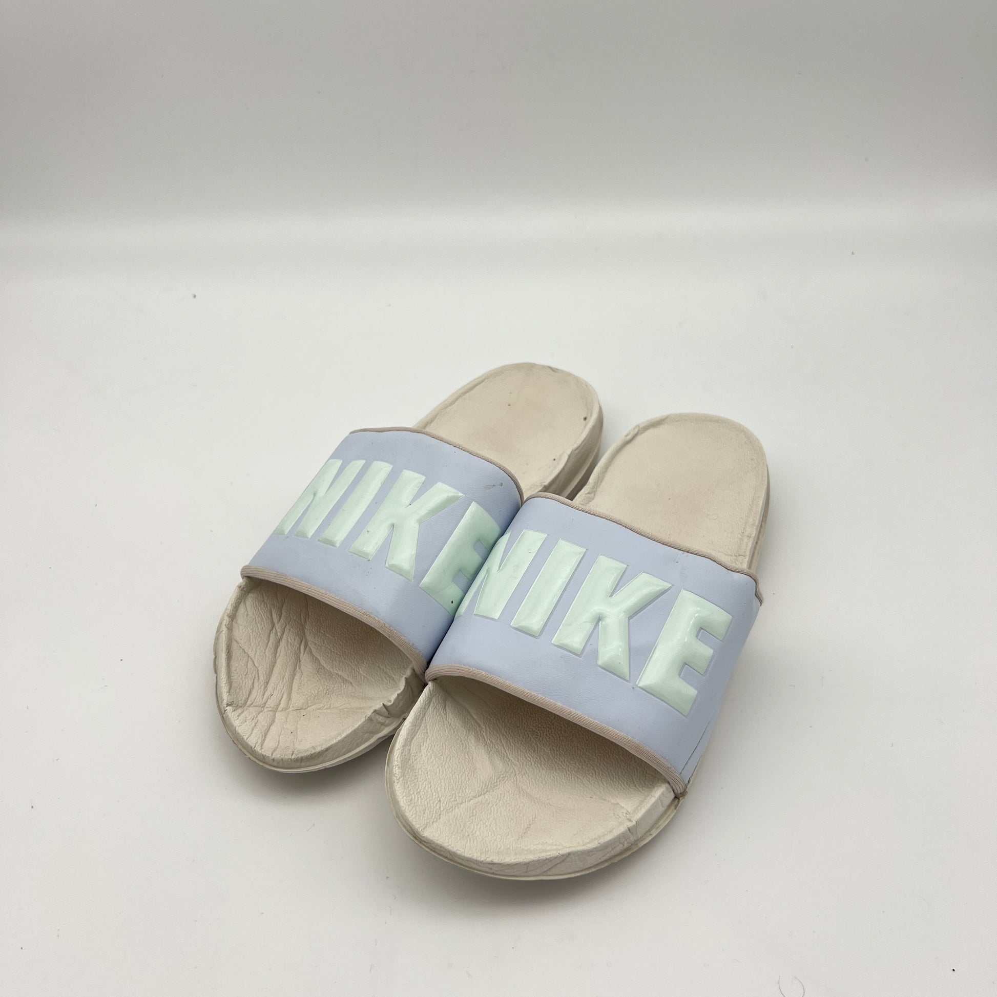 Lightweight Nike women's athletic slide with contoured footbed and logo strap.