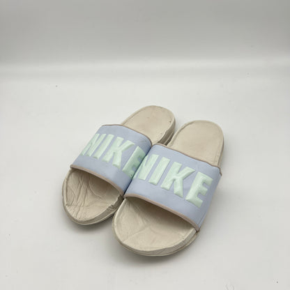 Lightweight Nike women's athletic slide with contoured footbed and logo strap.