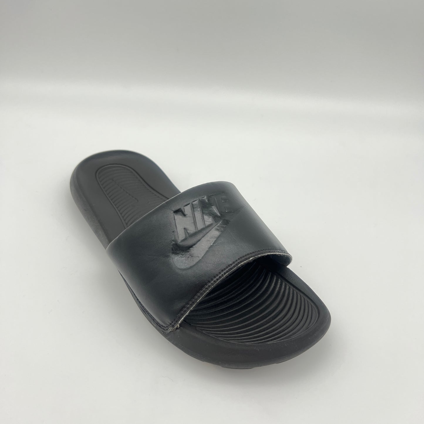 Nike Victori One triple black