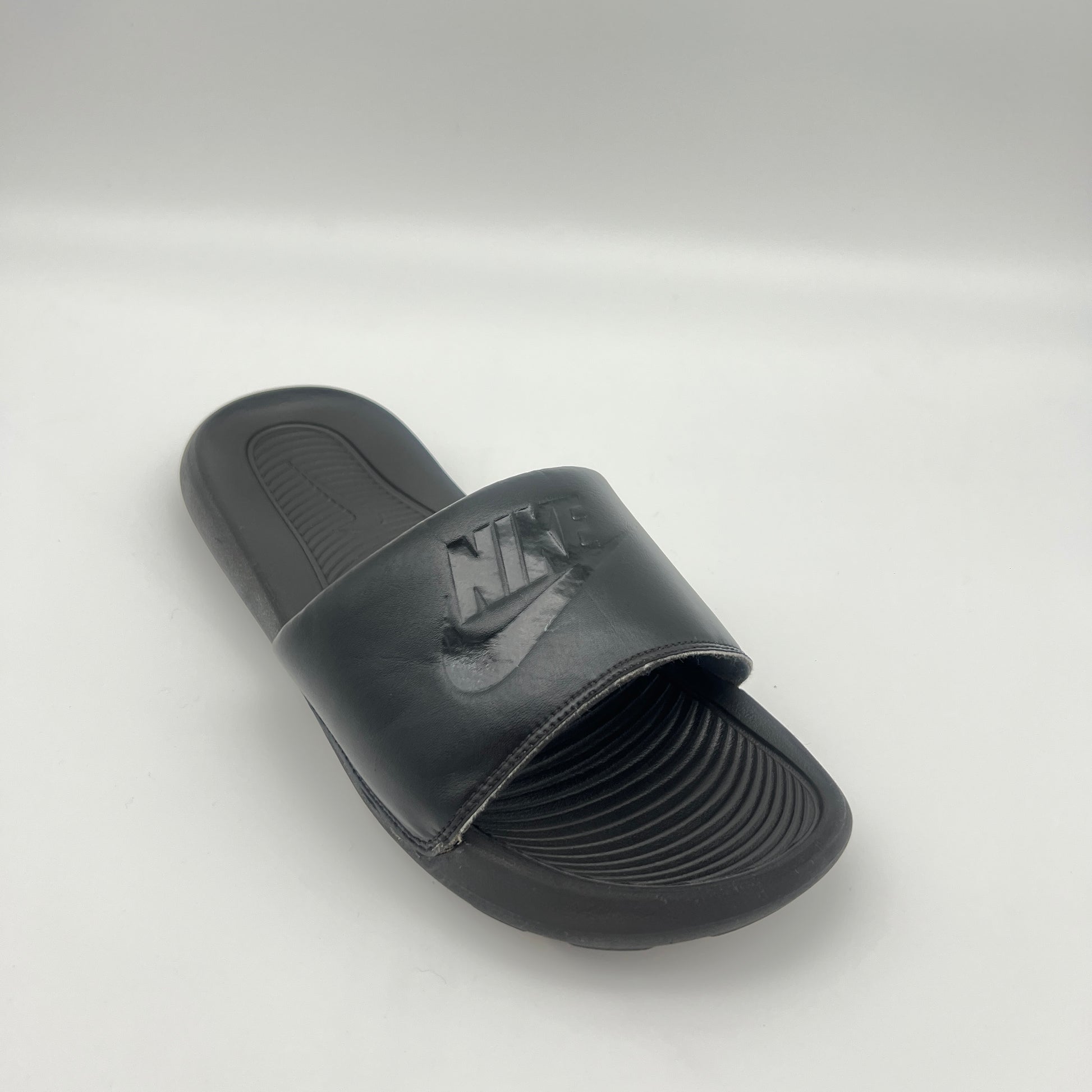 Nike Victori One triple black