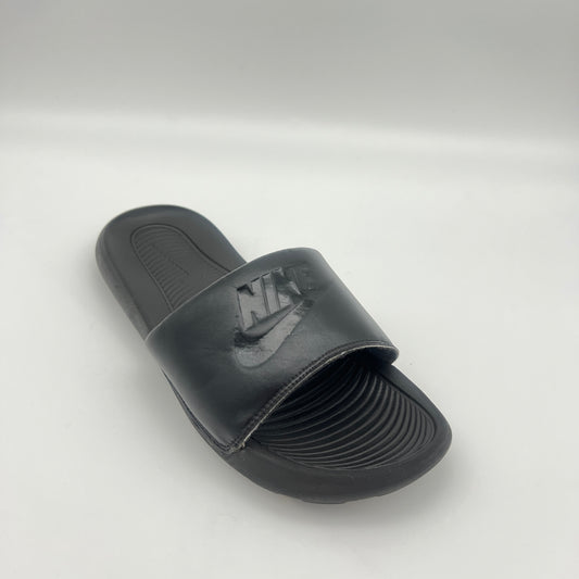 Nike Victori One triple black