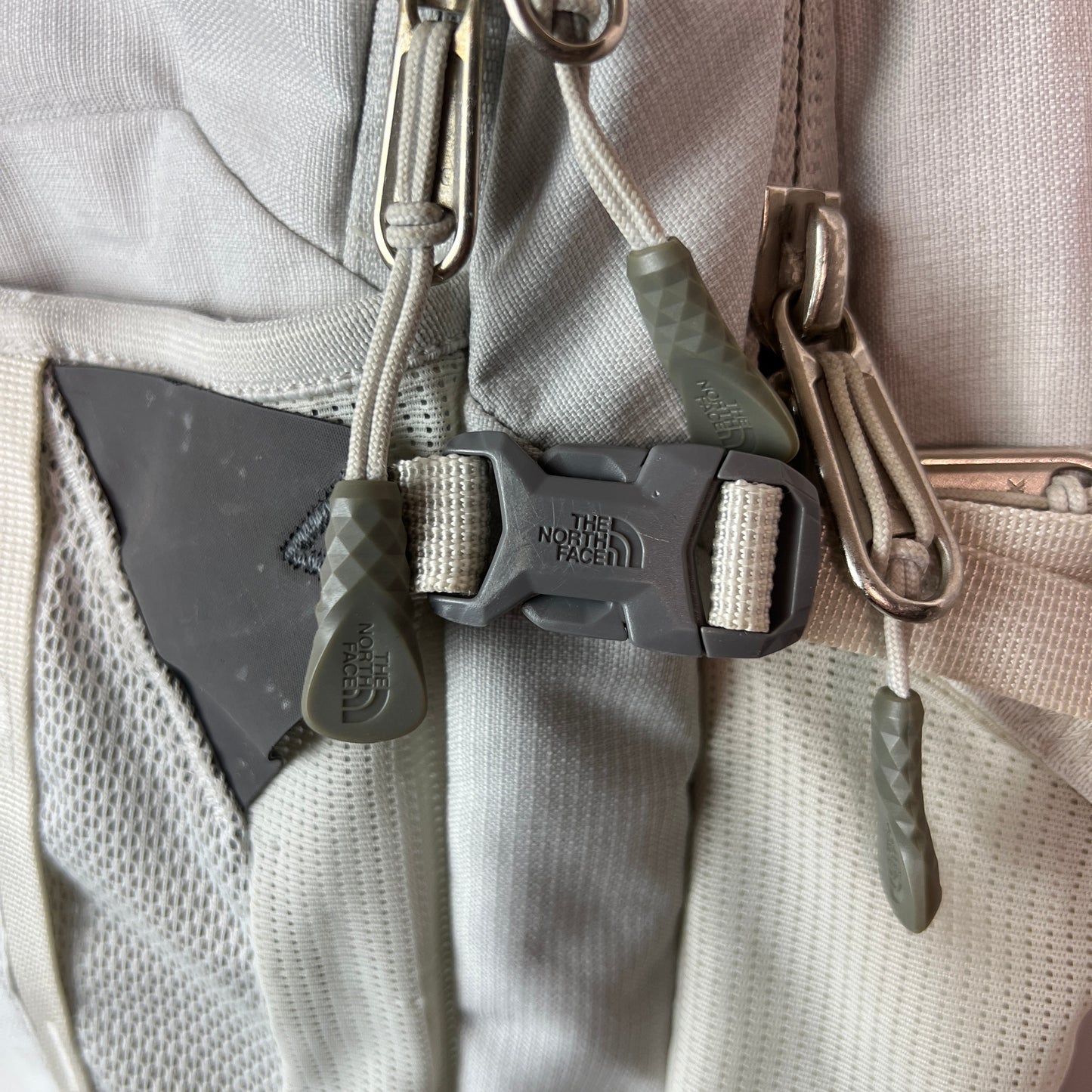 The North Face Women's Recon Backpack White  30L