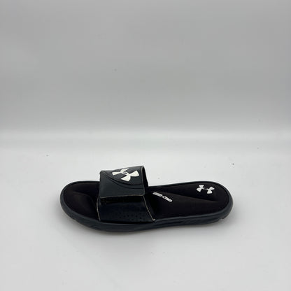 Side view of Under Armour Men's Ignite VI slide in black and white with a contoured 4D Foam footbed