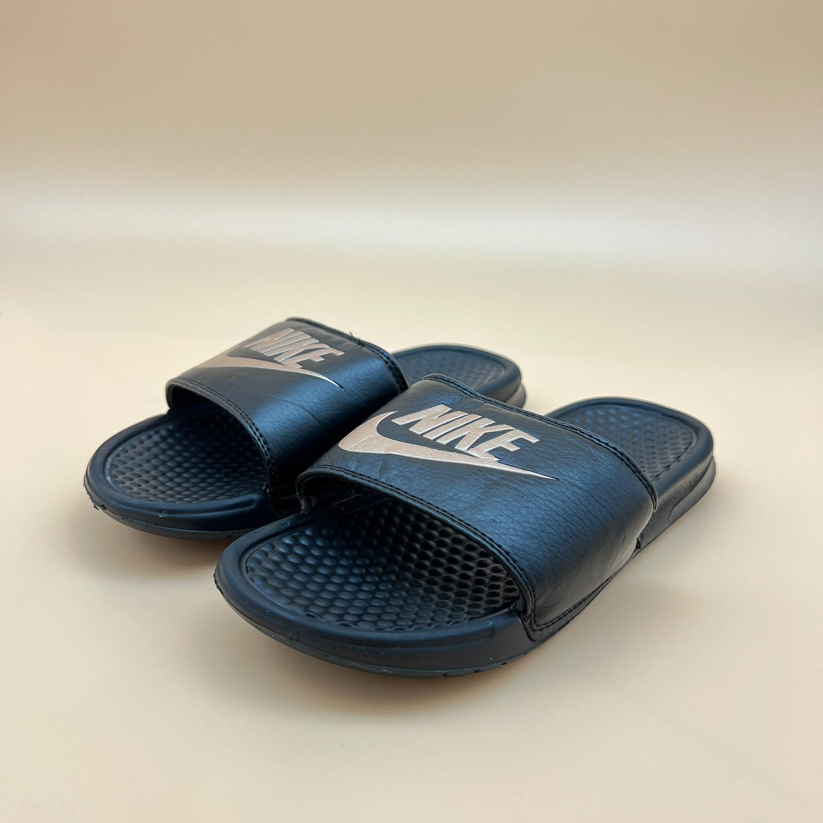 Nike Benassi JDI Slides - Black/Metallic Silver